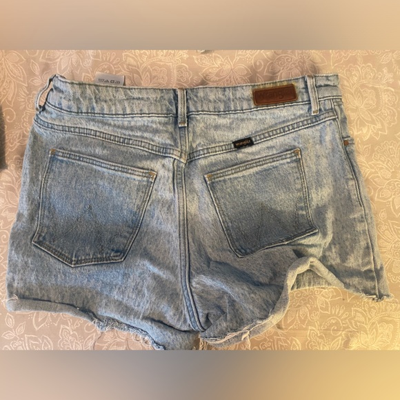 High waisted wrangler cut off shorts light wash size 6/28 - Picture 2 of 3